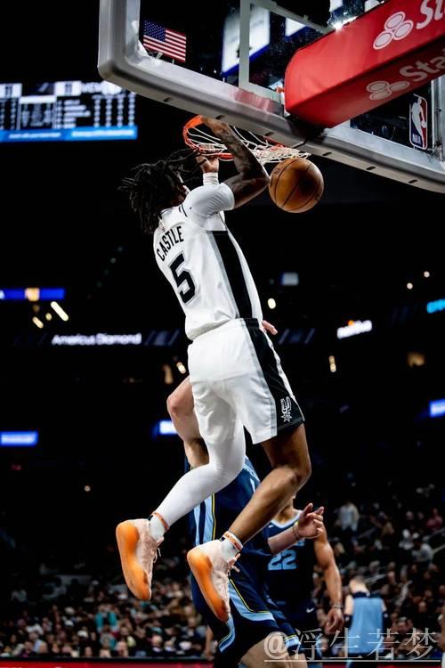 卡斯尔抢板快攻全场飞驰 旋转上篮命中